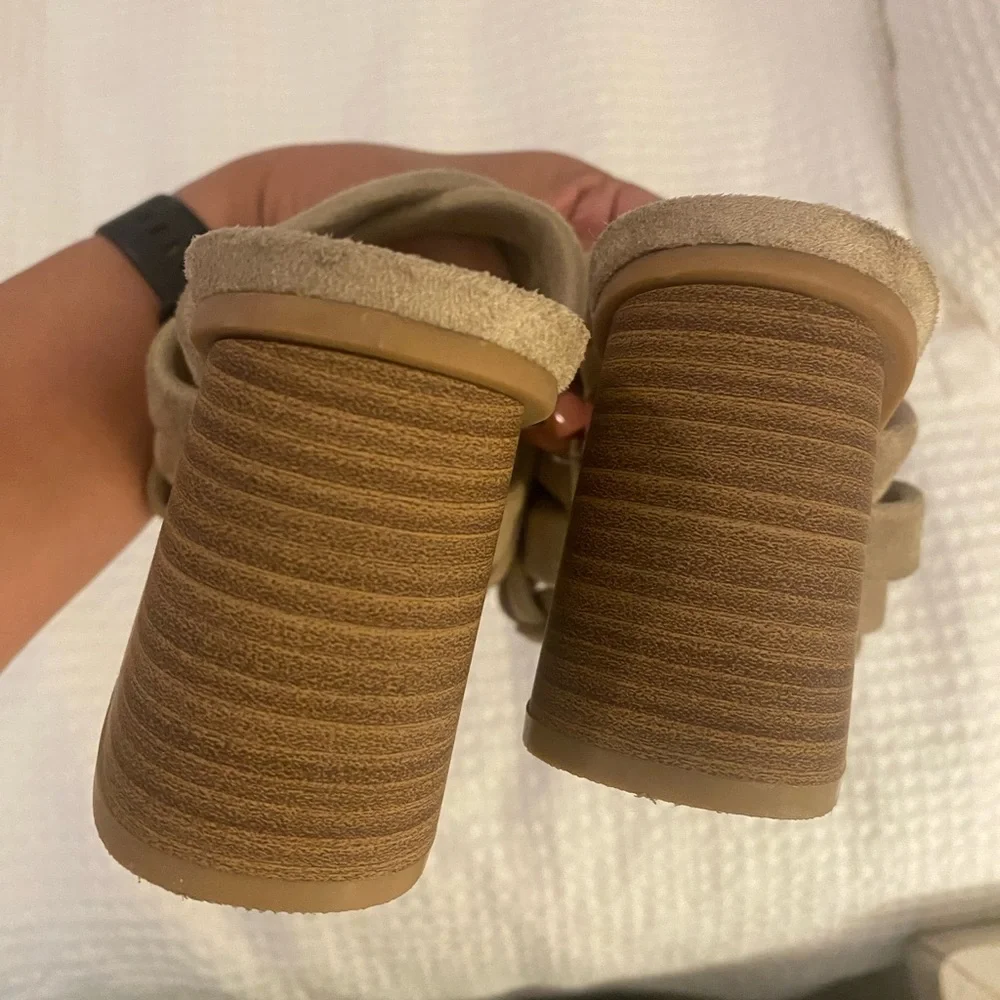 Heels- Universal Thread - Picture 4 of 6